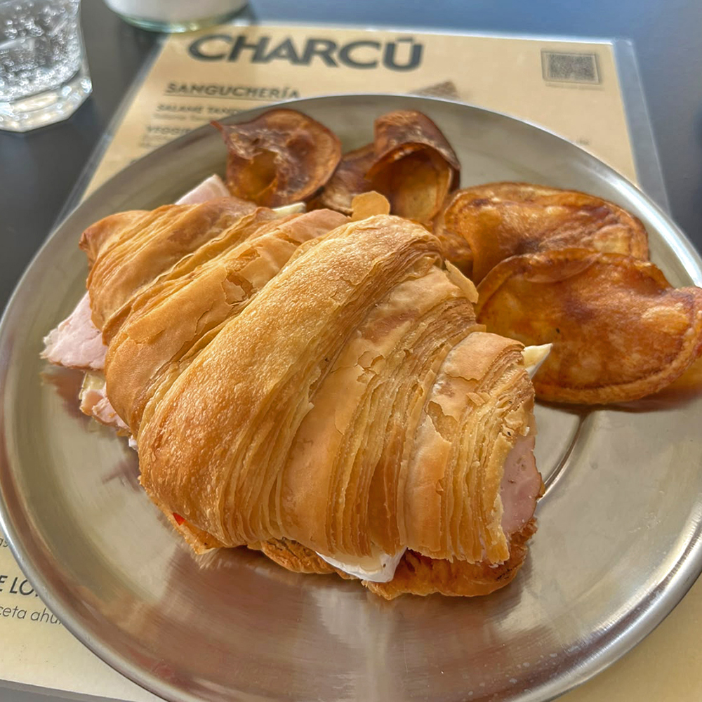 Croissant sánguche con camembert