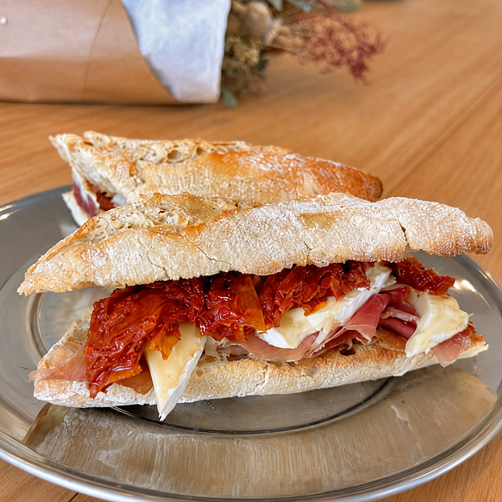 Baguetín de jamón crudo y brie